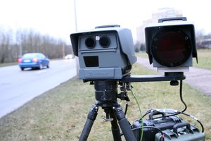 Širvintų rajone trikojis greičio matuoklis atsidūrė griovyje