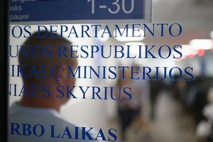 Migracijos departamentui atleidus Rusijos pilietybę slėpusią darbuotoją, sujudimas dėl tvarkos keitimo