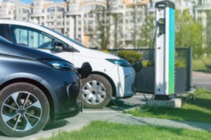 Sugalvojo, kaip paskatinti vairuotojus persėsti į elektromobilius: viena priemonė būtų ypač veiksminga