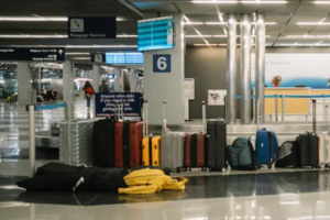 Baisi nelaimė oro uoste Čikagoje: žuvo bagažo skyriuje įstrigusi moteris