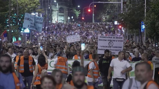 Serbijoje – tūkstantinė minia išėjo į gatves: priešinanamasi planams pradėti ličio gavybą