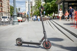 Nuo pirmadienio – pokyčiai: už ne vietoje paliktus paspirtukus teks pakloti nemenką sumą pinigų