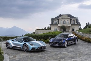 „Maserati“ atsisveikina su V8 tipo varikliais: paskutinį puošia lentelė su inžinierių parašais