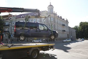 Perspėja šių automobilių savininkus: metas patraukti transporto priemones arba jos bus nutempiamos