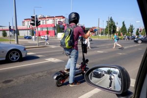 Gydytojo verdiktas: šalmas paspirtukininkams turi būti privalomas