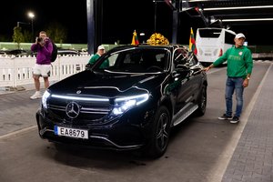 Į Lietuvą grįžusiai breikerei D. Banevič įteiktas prabangus visureigis: kuo pasižymi juodasis „Mercedes EQC“