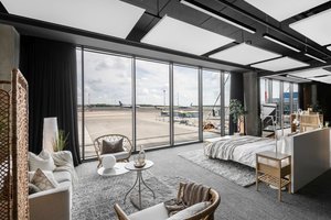 Aviacijos mylėtojams – išskirtinė nakvynė Vilniaus oro uoste: konferencijų erdvę pavertė 500 kv. m miegamuoju