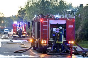 Baisi naktis Utenoje: daugiabučiuose įsiplieskė du gaisrai, evakuota dešimtys gyventojų