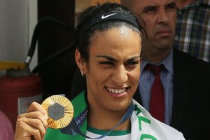 Po skandalų – herojiškas pasitikimas: į gimtinę sugrįžusi Alžyro boksininkė I. Khelif pasiuntė žinutę