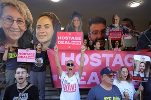 Derybų Dohoje fone šimtai žmonių per demonstraciją Tel Avive pasisakė už susitarimą dėl įkaitų