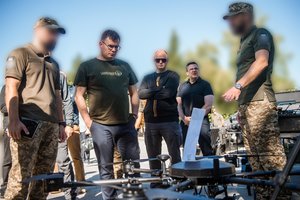 L. Kasčiūnas Ukrainoje apžiūrėjo fortifikacijas, lankėsi dronų centre