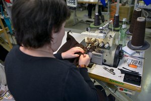 Didžiausia drabužių gamintoja Lietuvoje atleidžia dešimtis darbuotojų: daugiausia atleistųjų – siuvėjai