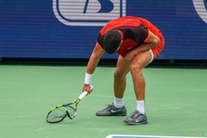 „Blogiausia dvikova karjeroje“: C. Alcarazo spektaklis JAV – daužė raketę ir neprilygo veteranui