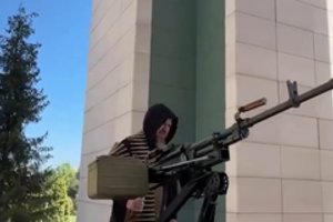 R. Kadyrovas dėkoja E. Muskui prie „Cybertruck“ su kulkosvaidžiu: žada panaudoti kare prieš Ukrainą