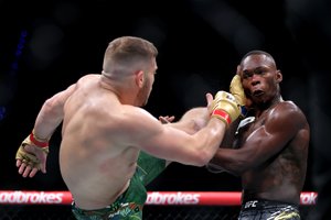 Smaugimo manevru varžovą pasiduoti privertęs afrikietis apgynė UFC vidutinio svorio čempiono titulą