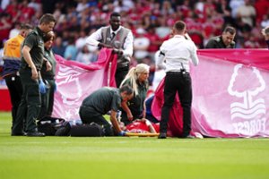 Anglijos „Premier“ lygoje – šiurpi futbolininko trauma: žaidėjas buvo išgabentas į ligoninę