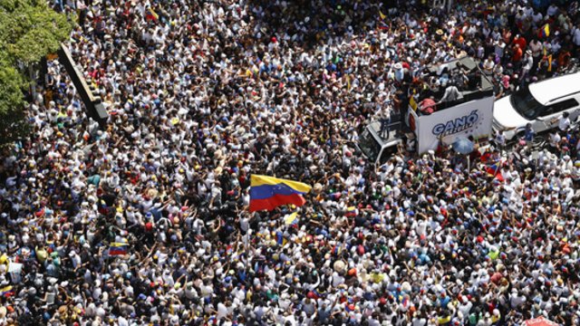 Venesueloje – masiniai protestai prieš N. Maduro pergalę: mitinguoja daugiau kaip 300 miestų šalyje ir užsienyje