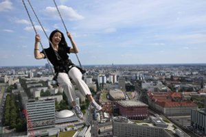 Ekstremalams – intriguojanti pramoga Vokietijoje: Berlyne instaliuotos sūpynės 120 metrų aukštyje