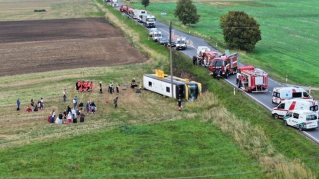 Vaizdai iš nelaimės Šakių r.: apvirtus autobusui į ligonines išvežti 26 žmonės, 2 teko vaduoti ugniagesiams