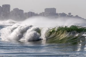 Tropinė audra Ernesto vėl sustiprėjo iki uragano