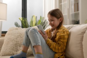 4 dalykai, kuriuos reikia žinoti prieš perkant pirmąjį telefoną vaikui