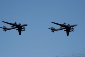 Iš Murmansko pakilo strateginiai bombonešiai, iš Ukrainos – perspėjimas apie galimas atakas