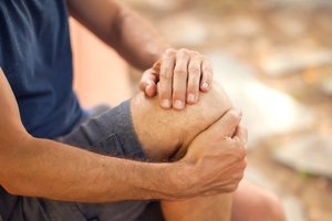 Kineziterapeutė patarė, kaip palengvinti sąnarių skausmus: pradėkite nuo mažų dalykų