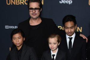 Aktorių A. Jolie ir B. Pitto biologinė duktė Shiloh oficialiai atsisakė tėvo pavardės