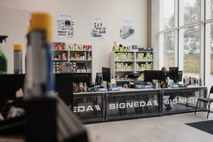 Automobilių dalių pardavėjai „Signeda“ atidaro didžiausią savo padalinį sostinėje – įsikūrė „Vilniaus verslo parke“
