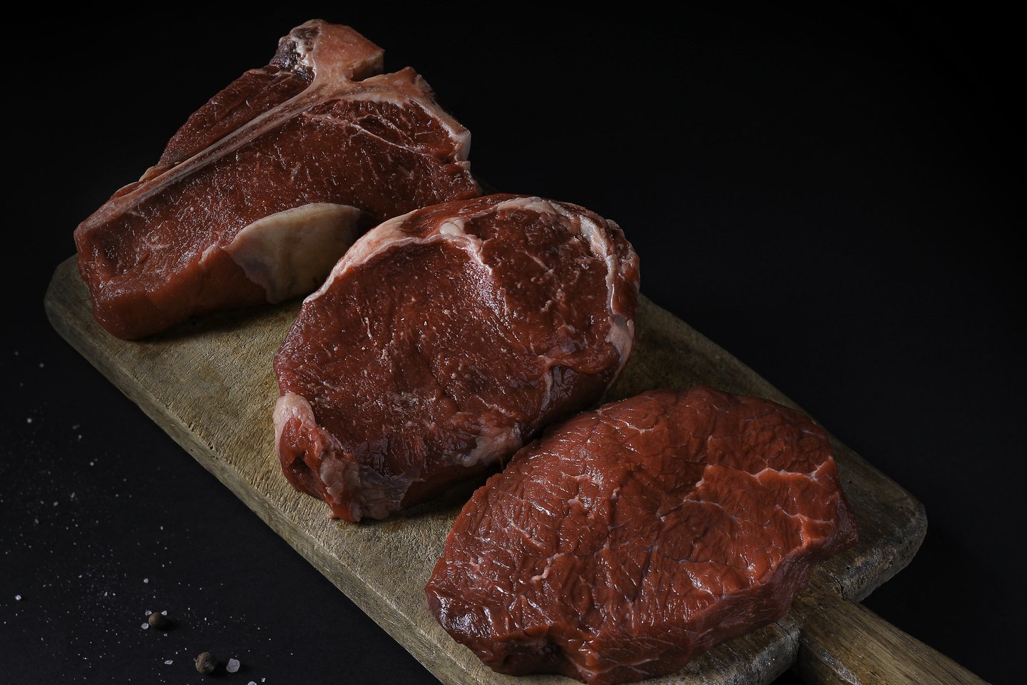 „Galime pasiūlyti daug skirtingų jautienos dalių, kurias paruošiame savo mėsinėse“, – vardija „Norfa“ vyr. mėsininkas Dainius Bartošius.