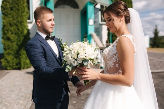  Moteris įsitikinusi, kad šiuolaikinės dovanos jaunavedžiams peržengia sveiko proto ribas.