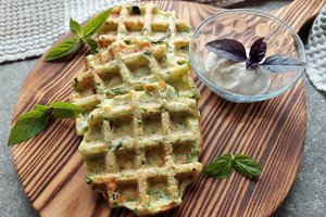 Sūrūs cukinijų vafliai norintiems daržovingo patiekalo: užtruksite 20 minučių, bet pirštus apsilaižysite