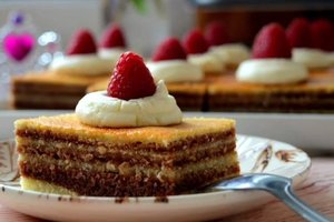 Purus sluoksniuotas pyragas: jei tokio dar nekepėte, būtinai išbandykite