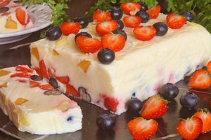 Gaivus jogurtinis desertas vos iš kelių ingredientų: darbo mažai, bet reikia kantrybės