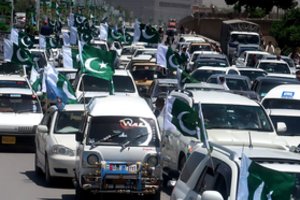 Pakistane ginkluotiems užpuolikams apšaudžius mokyklinį autobusą žuvo dvi mergaitės