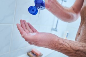 Įspėja jokiu būdu nenaudoti šių kosmetikos gaminių: rasta itin pavojingų medžiagų