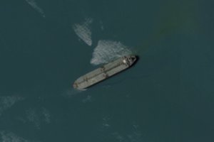 ES: po atakos Raudonojoje jūroje išgelbėta naftos tanklaivio įgula