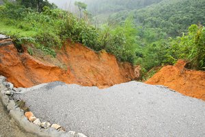 Per liūčių sukeltą nuošliaužą Tailando kurortinėje saloje žuvo penki žmonės