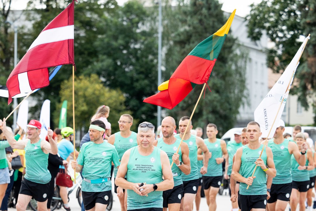 Baltijos kelio minėjimo dieną – tarptautinis estafetinis bėgimas.<br> T.Bauro nuotr.