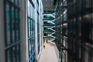 Svarstantiems apie naujus įgūdžius – ekspertų patarimai: kodėl gerai komunikuojantys gali būti patrauklesni už išmanančius DI?