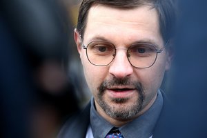 Celofanas ir kalėjime neišbrenda iš bylų liūno: narpliojama prabangaus „Jaguar“ „diplomatinių numerių“ istorija