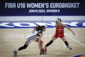 Po skaudžios nesėkmės 16-metės atsitiesė įveikdamos Austriją