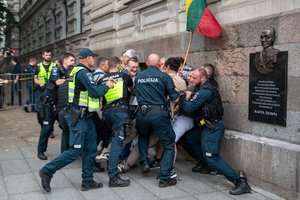 K. Škirpos lentą be leidimo pakabinusio Nacionalinio susivienijimo vadovas V. Radžvilas baudžiamas 30-ties eurų bauda