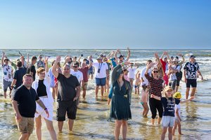 Siekiama unikalaus rekordo: dėl kilnaus tikslo – masinis šokinėjimas per bangas