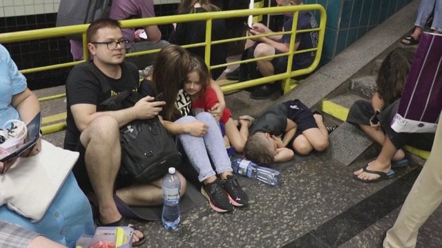 Po rusų atakų ukrainiečiai plūdo į metro stotį: pasidalijo dvejopomis emocijomis