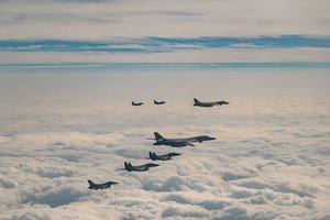 Kinijos orlaivis pažeidė Japonijos oro erdvę: Tokijas pakėlė naikintuvus