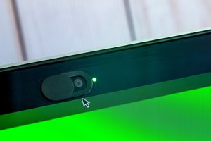 Kameros švieselė dega, bet vaizdo pokalbyje nedalyvaujate: ar jus šnipinėja?