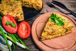 Keptuvėje išsikepkite ypač skanų pikantišką pyragą, tekainuojantį kelis eurus: tiks ir pietums, ir vakarienei