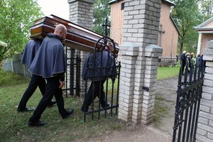 Vėl siūlo gerokai padidinti laidojimo pašalpą – išmokama suma didėtų dvigubai