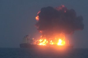 JAV: Raudonojoje jūroje dega su Graikijos vėliava plaukiojantis tanklaivis, iš jo teka nafta